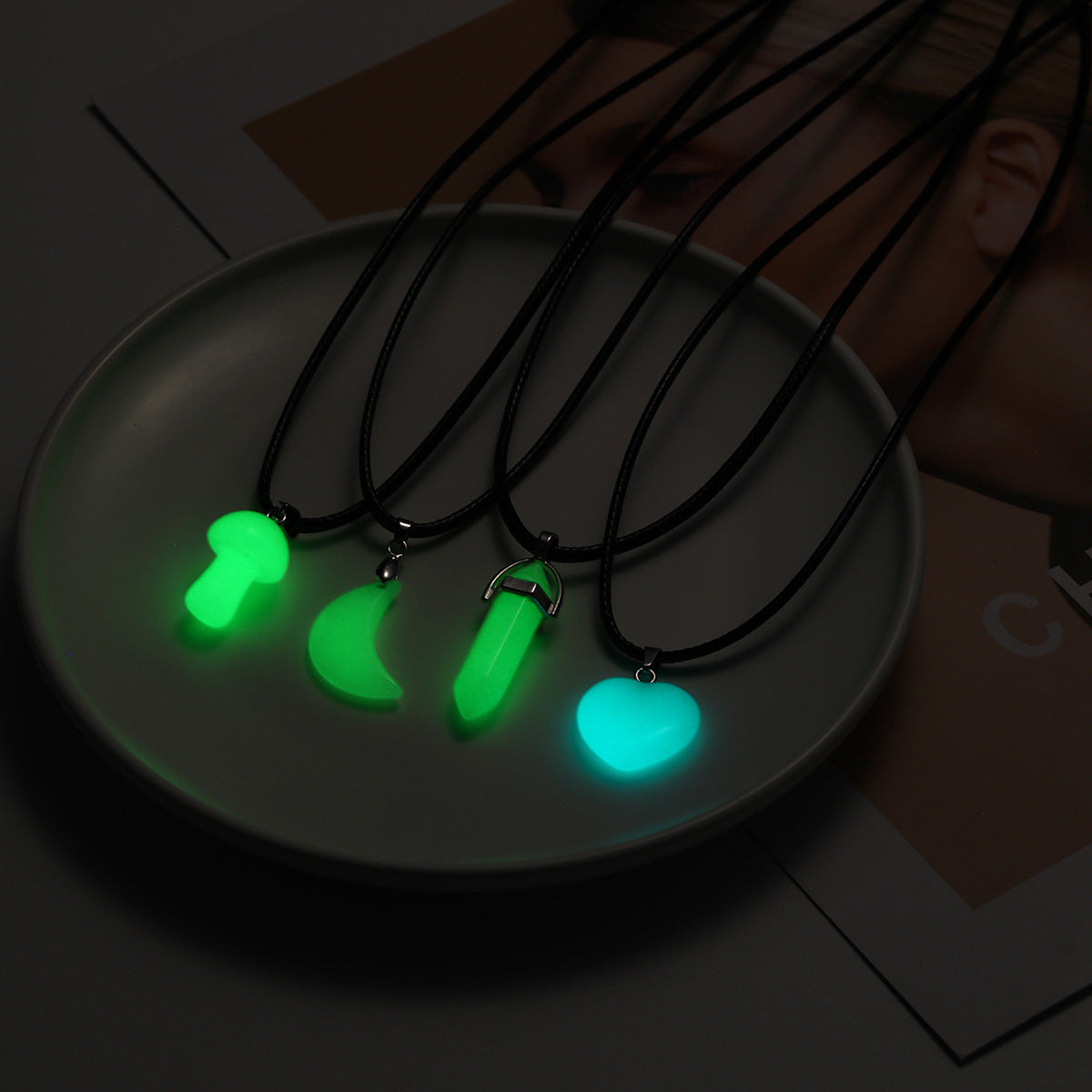 Women's Fashion Geometric Luminous Stone Pendant Necklace